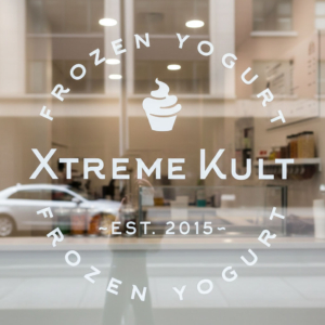 Schaufensterbeschriftung mit runder Variante des Xtreme Kult Markenlogos