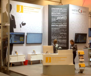 Gesamtansicht des Messestands für die JAMES Besuchermanagement Software