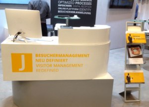 Design der Theke für den Empfangsbereich des JAMES-Messestands