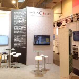 Details des Messestandes mit Sitzgelegenheiten für Vertriebsgespräche