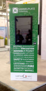 Close-up eines Sammelplatz-Kiosks für Evakuierungssoftware der metaSEC