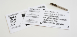 Einladungskarten mit Spotlight-Lackierung für die Fotoausstellung Wirklichkeiten