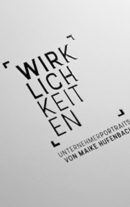 Logodesign für die Fotoausstellung Wirklichkeiten mit Spotlight-Lackierung
